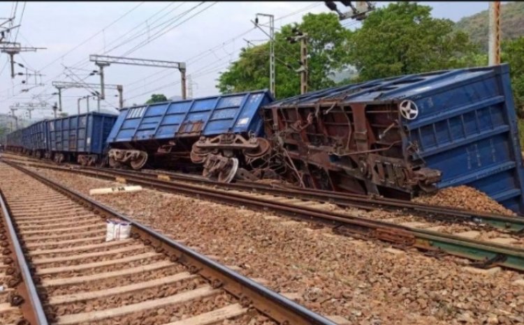 मालगाड़ी के छह डिब्बे पटरी से उतरे
