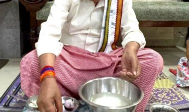 पूर्व गृहमंत्री ताम्रध्वज साहू ने बोरे बासी खाकर किया श्रमिकों का सम्मान