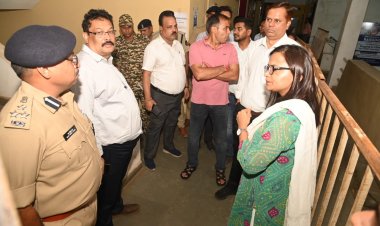 संभागायुक्त, आई.जी. और कलेक्टर ने स्ट्रांग रूम सामग्री वापसी स्थल का किया निरीक्षण