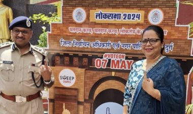 IG राम गोपाल गर्ग ने अपनी पत्नी के साथ किया मतदान