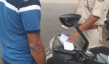 बिना हेलमेट के 4552 और पियक्कड़ 260 वाहन चालकों पर यातायात पुलिस की कार्रवाई।