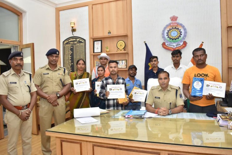 कुम्हारी में बस दुर्घटना के दौरान घायलो की मदद करने वाले लोगों को SP ने किया सम्मानित