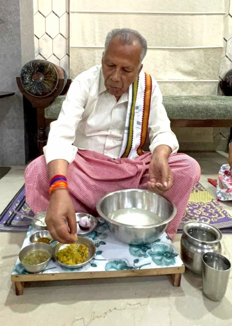पूर्व गृहमंत्री ताम्रध्वज साहू ने बोरे बासी खाकर किया श्रमिकों का सम्मान