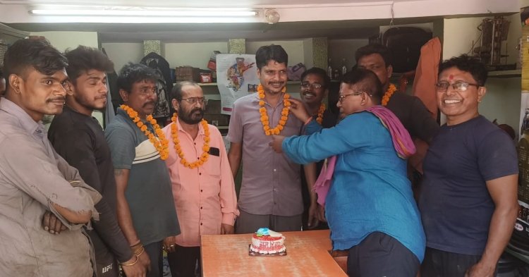 माला पहनाकर किया मजदूरों का सम्मान