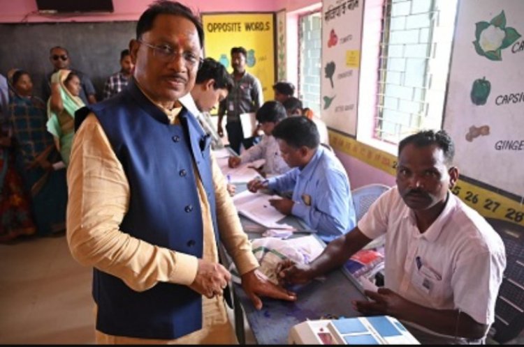 मुख्यमंत्री विष्णु देव साय ने परिवार संग किया मतदान
