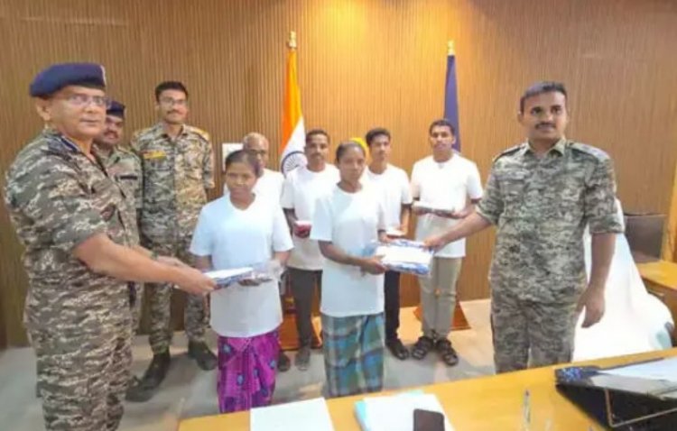 16 लाख इनामी दंपति सहित 6 नक्सलियों ने किया सरेंडर