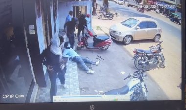 VIDEO जब 4 करोड़ के जेवरात लूटकर भाग रहे 7 डकैतों का सामना होता है एक बहादुर पुलिस कर्मी से, गोलीबारी के बीच अदम्य साहस का परिचय देते सब इंस्पेक्टर के एनकाउंटर का देखें वीडियो