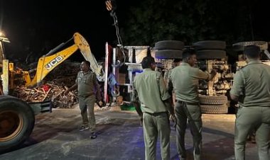 बालू भरा ट्रक झोपड़ी पर पलटा, चार मासूम बच्चों समेत 8 लोगों की मौत