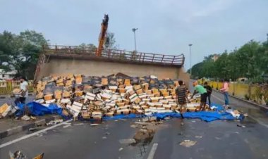 ट्रक पलटने से सड़क पर बहने लगी शराब