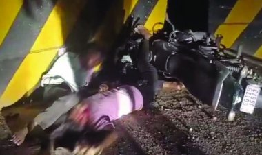 डिवाइडर से टकराई तेज रफ़्तार बाइक, पिता के सामने पुत्र की मौत