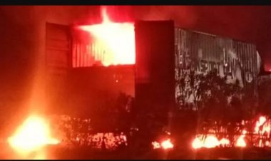 खड़े ट्रक से टकराया तेज रफ्तार कंटेनर, लगी आग से जिंदा जले ड्राइवर और कंडक्टर