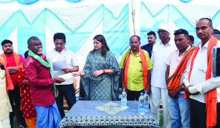 सड़क हादसे में 19 मृतकों के आश्रितों को दी गई 95 लाख रुपए की सहायता राशि