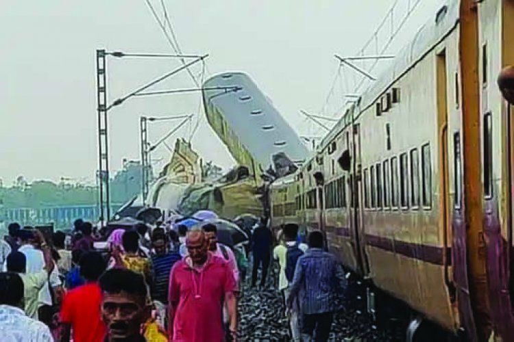 खड़ी ट्रेन से टकराई मालगाड़ी, पटरी से उतरे कंचनजंगा एक्सप्रेस के 3 डिब्बे