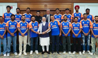 विश्व विजेता भारतीय टीम का वानखेड़े स्टेडियम में सम्मान, टीम इंडिया को BCCI ने दिया 125 करोड़ रुपये का चेक, विजय जुलूस में उमड़ा जनसैलाब