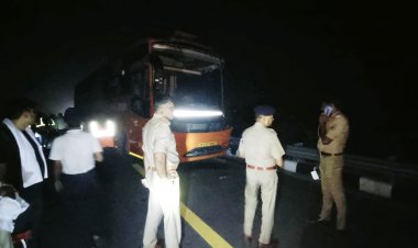 पूर्वांचल एक्सप्रेसवे पर अज्ञात वाहन से टकराई बस, पांच यात्रियों की मौत