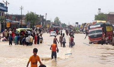 नेपाल से छोड़े गए पानी के बाद बाढ़ में घिरे यूपी के 800 गांव, पांच की मौत