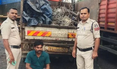 एक टन कबाड़ के साथ चालक गिरफ्तार, करीब 4 लाख का माल जब्त
