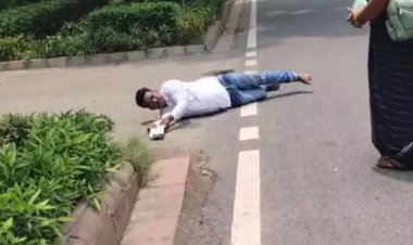 सड़क की माँग को लेकर छत्तीसगढ़ का सरपंच लुढ़कते हुए पहुंचे दिल्ली स्थित गडकरी के निवास