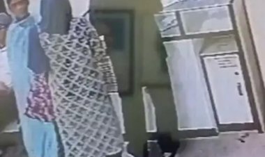 एक महिला ने बुजुर्ग को बातों में उलझाकर रखा और दूसरी महिला ने ब्लेड से थैला काटकर 50 हजार रुपए की पार