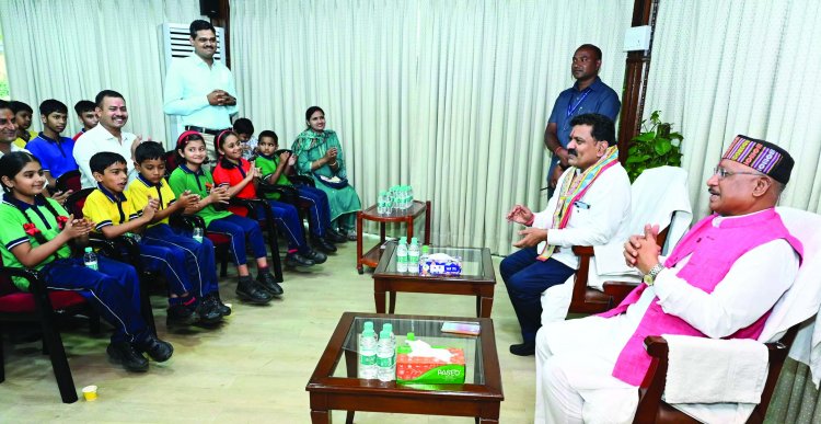 पुलिसवालों के बच्चों को स्कूल जाने मिली बस, बच्चों ने कहा- थैंक यू CM