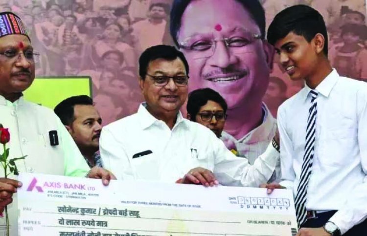श्रमिकों के मेधावी बच्चोें को मुख्यमंत्री ने दिए दो-दो लाख का चेक