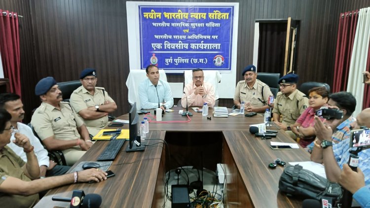 SP और IG ने नवीन कानूनों के संबंध में पत्रकारों को दी जानकारी, कानून के बारीकियों को बड़े ही सरल तरीके से समझाया