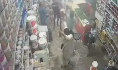 दुकान संचालक और उसके माता-पिता पर चाकू, डंडे और बेसबॉल बैट से हमला