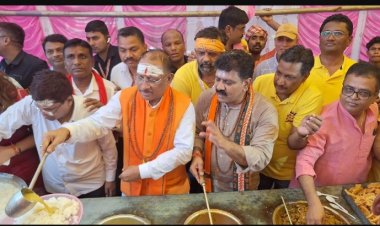 CM साय ने हजारों कावड़ियों पर हेलीकॉप्टर से किया पुष्प वर्षा