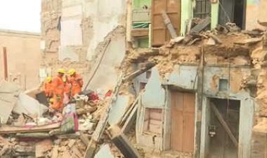 इस मंदिर के पास बड़ा हादसा, दो मकान ढहे, कई लोग मलबे में दबे, एक महिला की मौत