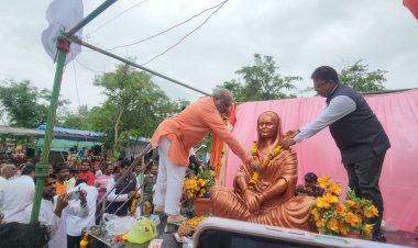 ग्राम थनौद में प्रदेश के प्रथम महिला सांसद मिनीमाता के मूर्ती का विधायक ललित चंद्राकर ने किया आनावरण