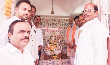 स्व. धनीराम चंद्राकर गुरुजी के पुण्य स्मृति  में शासकीय स्कूल चंदखुरी में मां सरस्वती की मूर्ति स्थापित