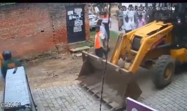 अवैध कब्जा खाली करने गए नगर निगम के तोड़ू दस्ते को इस नेता ने रायफल लेकर दौड़ाया, देखें वीडियो