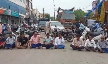 भाजपा और कांग्रेस जनप्रतिनिधियों ने नगर निगम आयुक्त के खिलाफ खोला मोर्चा, लगे मुर्दाबाद के नारे