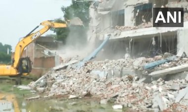 इस बलात्कारी नेता के करोड़ों की कॉम्पलेक्स पर चला बुलडोजर, देखे वीडियो