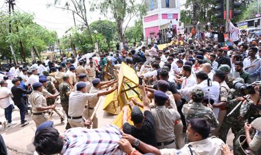VIDEO: विधायक देवेंद्र यादव और सतनामी समाज के युवाओं के गिरफ्तारी के विरोध में कांग्रेसियों ने किया जमकर प्रदर्शन, जल्द रिहा नहीं किए तो उग्र आंदोलन की दी चेतावनी