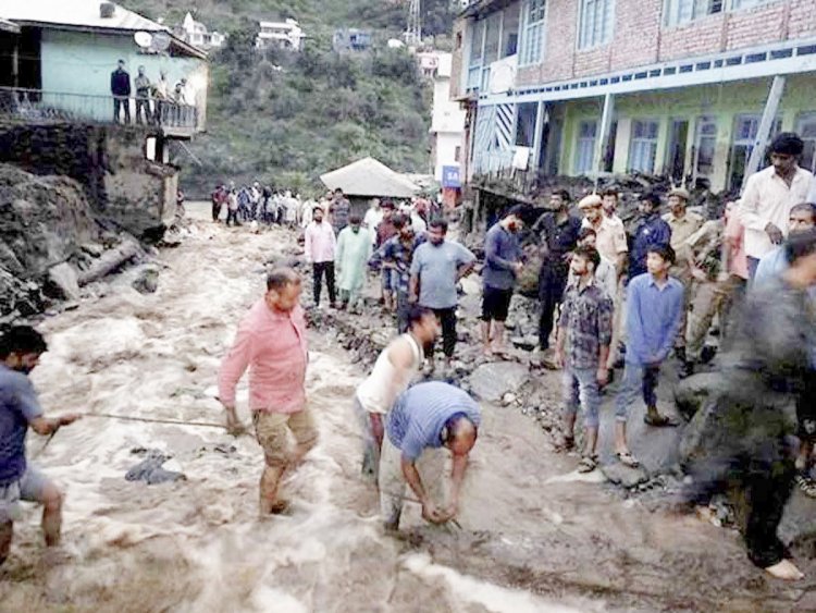 जम्मू कश्मीर में बादल फटने से बह गए लोगों के घर