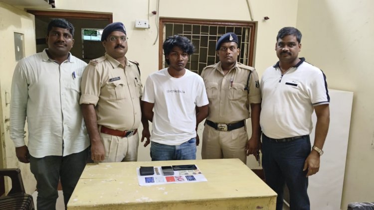 भिलाई में एक पार्क के बाहर कार के अंदर महादेव सट्टा खिलाते पकड़ा गया युवक, 8.73 लाख रुपए का सामान जब्त