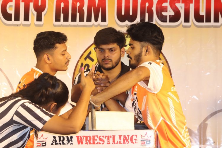 आर्म रेसलिंग प्रतियोगिता में खिलाड़ियों ने दिखाया पॉवर, जीते इनाम