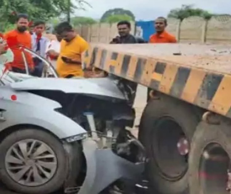 सड़क किनारे खड़ी ट्रेलर से जा भिड़ी कार, तीन लोगों की मौके पर ही मौत