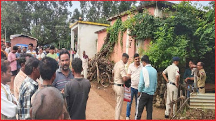 दुर्ग संभाग में सरपंच की गला रेतकर हत्या, पोस्टमैन के बेडरूम में मिली लाश