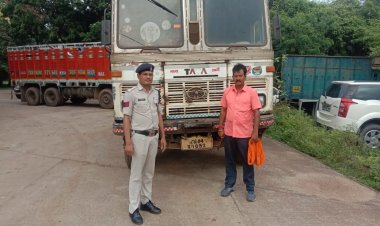 फिर पकड़ा गया ललित कबाड़ी, 50 लाख रुपए के अवैध लोहा स्क्रैप के साथ तीन गिरफ्तार