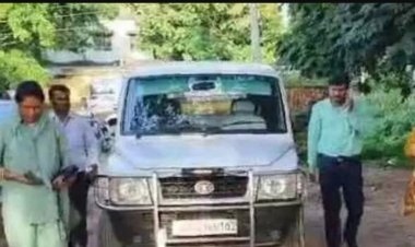 रजिस्ट्रार ऑफिस में रिश्वत लेते पकड़ी गई महिला अधिकारी 