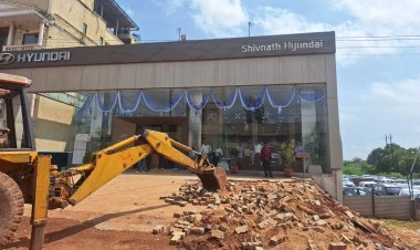हुंडई शोरूम और अरिहंत स्टील के अवैध अतिक्रमण पर चला बुलडोजर 
