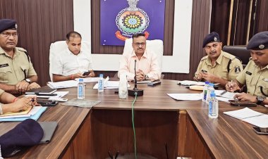 पुलिस महानिरीक्षक दुर्ग रेंज ने ली राजपत्रित अधिकारियों और थाना प्रभारियों की बैठक