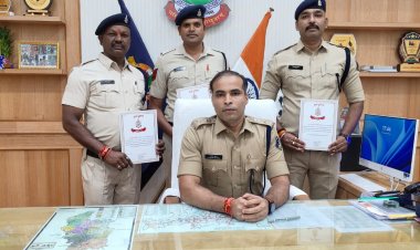 आग में फंसे लोगों को अपनी परवाह किए बचाई जान, दुर्ग एसपी ने तीन पुलिस कर्मियों को किया सम्मानित