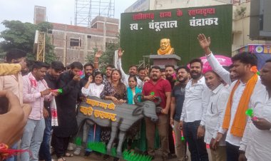 विधायक की गिरफ्तारी के विरोध में अनोखा प्रदर्शन: सांकेतिक भैंस बनाकर बजाई बीन, लिखा बदलागढ़ की बहरी सरकार