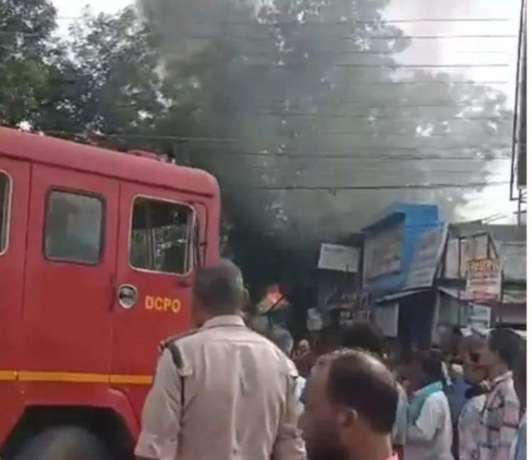 कैफे और ट्यूशन क्लास में लगी भीषण आग