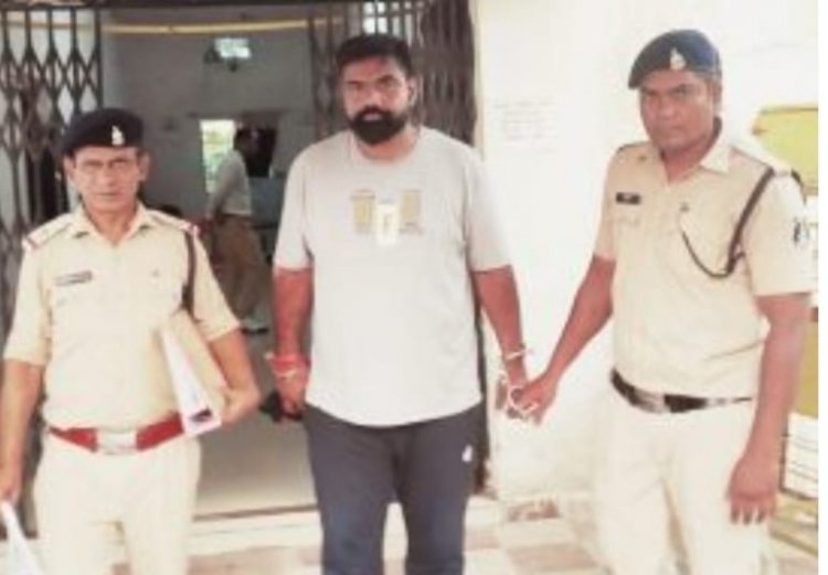 सेक्स स्कैंडल और ब्लैकमेलिंग मामले में पुलिस कर्मी के बाद अब पत्रकार गिरफ्तार, महिला आरोपी की तलाश जारी