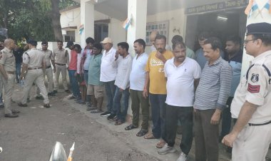 जुआ के अवैध कारोबार का भांडाफोड़, 16 गिरफ्तार, 229500 रुपए नकदी सहित कार और बाइक जब्त