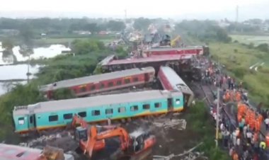 VIDEO: खड़ी मालगाड़ी से टकराई एक्सप्रेस ट्रेन, 12 डिब्बे पटरी से उतरे, 19 लोग घायल